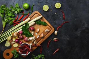 grönsaker hälsosam mat örter och kryddor på en skärbräda. råvaror för matlagning förberedelse tom yum. foto