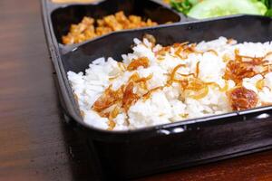 indonesiska måltid låda kallad uduk placerad på de trä- tabell. efter några redigeringar. foto
