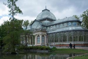 crystal palace i retiro park, madrid, på en molnig dag foto