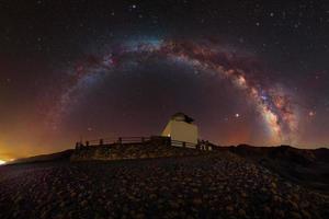astronomiskt observatorium med det galaktiska centrumet bakom sig foto