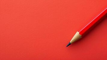 röd penna på röd bakgrund med kopia Plats, företag och utbildning begrepp foto