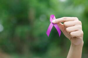 kvinna med lila band för patienter med bröst och cervical cancer foto