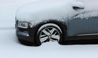 främre del av fordon strö med en stor lager av snö på en gata foto