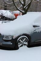 bilar täckt med snö på utomhus- stad parkering foto