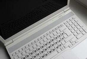 stål hex nötter på de vit tangentbord omslag en kyrillisk tecken topp se foto