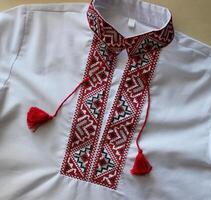 ukrainska hantverk vyshyvanka skjorta broderad med röd och svart trådar. ukrainska nationell Kläder foto