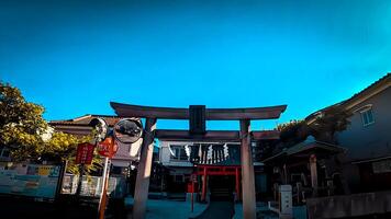 blå himmel och helgedom torii, ota avdelning, omo inari helgedom foto