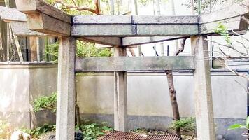 tre pelare torii.mimeguri helgedom är en helgedom belägen i mukojima, sumida avdelning, tokyo, japan. foto