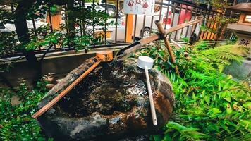 helgedom i kabukicho, inari kio helgedom vatten fountain.inari kio helgedom, en helgedom i kabukicho, shinjuku-ku, tokyo de endast helgedom i japan den där stadgar de demon kung gongen. foto