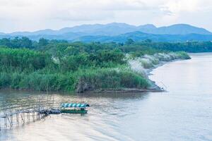landskap skön av de mekong flod med bergen och himmel bakgrund på gyllene triangel, chiang sean, chiang rai, thailand. Semester och resa begrepp foto