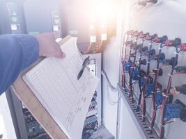 de elektrisk ingenjörskonst checklista och underhåll elektrisk panel i kraft hus.förebyggande underhåll schema för elektrisk panel brädor.med skinande ljus. foto