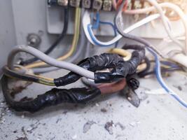 stänga upp de elektrisk service kablar förbindelse med isolering tejp. foto