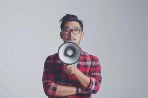 asiatisk kille bär en pläd skjorta man innehav megafon tillkännager rabatter försäljning foto
