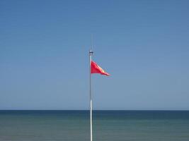 röd flagga på hav foto