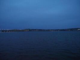stad av newport på tay nattimte horisont foto