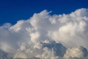 en stor moln den där är i de himmel. stackmoln moln. cumulonimbus foto