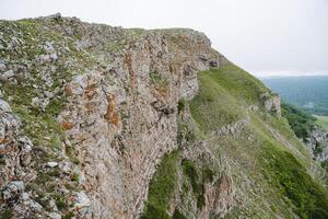 klippig bergen natur ryssland landskap sten, kanjon på de zilim flod sten uklykaya bashkortostan, brant vägg sten talus foto