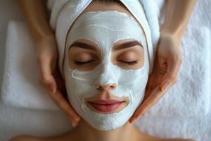 kvinna avkopplande med grön ansiktsbehandling mask i spa miljö, topp se foto