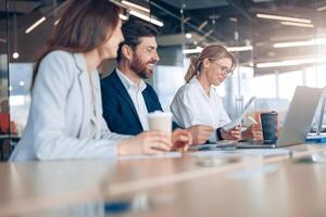 team av ung affärsmän kommunicerar tillsammans under möte och dryck kaffe i modern kontor foto