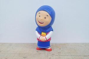 en ljuv och söt leende från en leksak muslim flicka foto