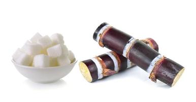 sockerrör och sockerkub på vit bakgrund foto