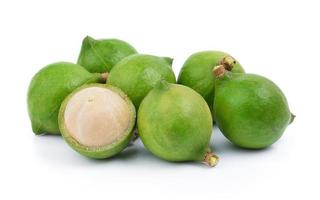 färsk macadamianötter på en vit bakgrund foto