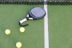 paddla racketar på de spelar domstol foto