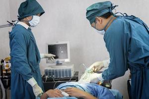 biträdande kirurg satte patienten på en ventilator-syremask som förberedelse för operation. foto