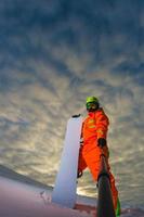 snowboardåkare med snowboarden som gör en selfie foto