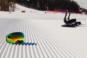 utrustning för snowboardåkning på en ny preparerad snö foto