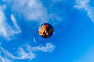 färgglad luftballong i blå himmel foto