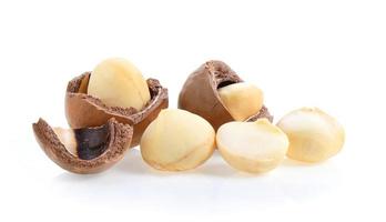 macadamianötter isolerad på vit bakgrund. foto