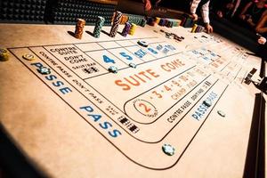 craps bord och människor som spelar runt foto