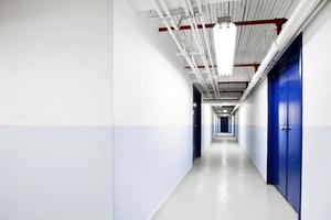 lång blå korridor med plats för text foto