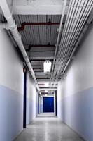 lång blå korridor foto