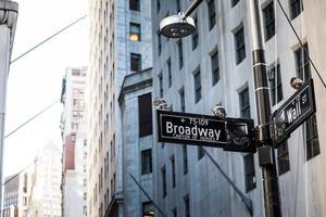 Wall Street-skylt i manhattan city, new york foto