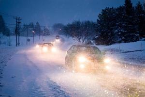 snöstorm på vägen under en kall vinterkväll i Kanada