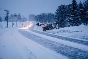 snöstorm på vägen under en kall vinterkväll i Kanada foto