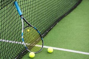 tennisbana med boll och racket foto