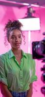 ai genererad en ung kvinna direktör av fotografi på arbete Bakom en film kamera på en filma uppsättning för en film, kommersiell eller utsända. modern fotografi teknologi. foto