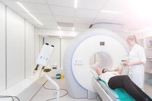 medicinsk ct eller mri skanna i de modern sjukhus laboratorium. interiör av radiografi avdelning. tekniskt Avancerad Utrustning i vit rum. magnetisk resonans diagnostik maskin foto