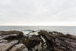 lugna hav i de morgon. hav Strand med stenar foto