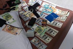 kontroll förfalska pengar med ett ultraviolett lampa. putsa zloty foto
