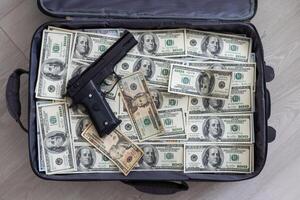 öppen resväska med ett miljon dollar räkningar stackar foto