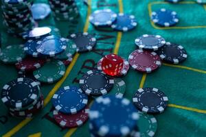 kasino pommes frites stack och flygande tärningar på grön poker tabell. foto