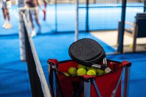 racketar och paddla bollar på en domstol redo till spela foto