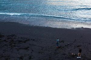 svart sand strand vulkanisk i tenerife på kanariefågel öar foto