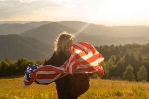 ung skön kvinna innehav USA flagga. foto