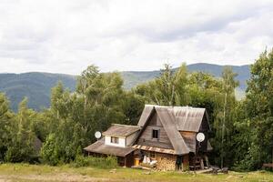 gammal trä- hus i vår karpater bergen i ukraina foto