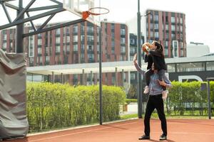 far och dotter spelar basketboll i de gata foto